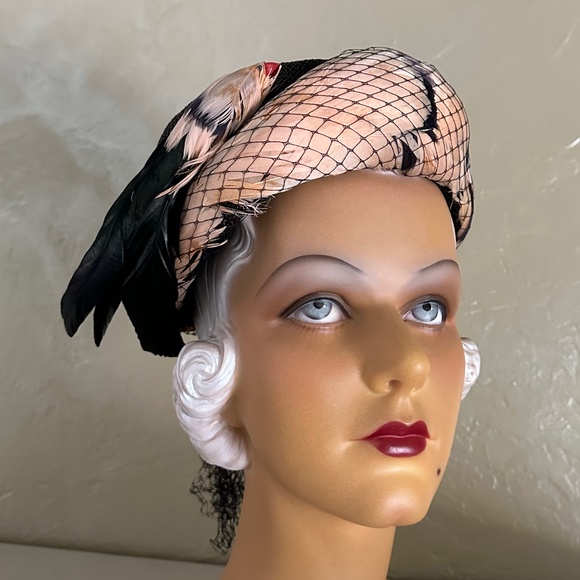 EXQUISITE 1940s\' BROWN STRAW HAT - PINK FEATHER TRIM + FEATHER \